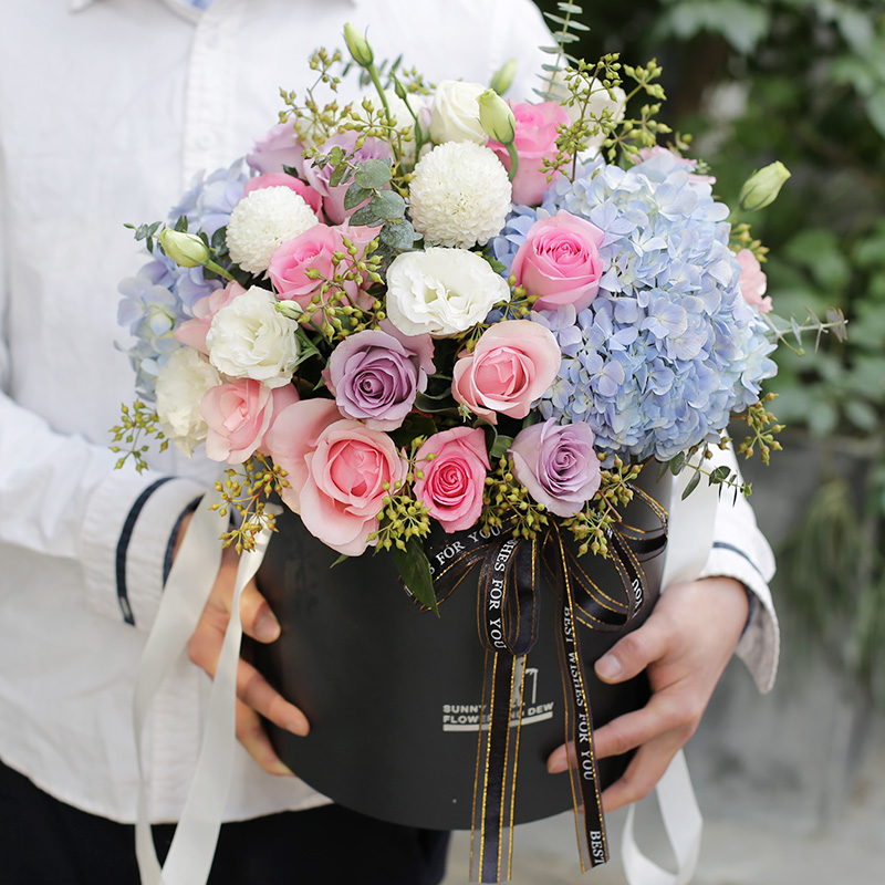 幸福时光-玫瑰+绣球混搭抱抱桶 大连线上好的鲜花网是哪一个？新婚送什么花