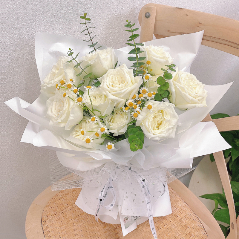 天生温柔-11朵白玫瑰 崇左鲜花店支持网上订花吗？生日送什么花合适