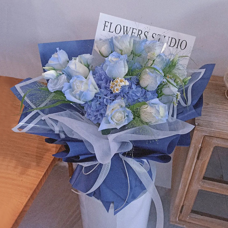 云卷云舒-19朵碎冰蓝玫瑰+绣球混搭 喀什鲜花网站哪家好？两个人刚在一起可以送哪些鲜花 