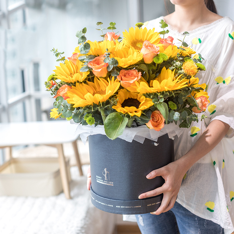为爱而生-12朵向日葵抱抱桶 平顶山花店支持网上同城鲜花速递哪家好？什么花寓意着坚强和快乐