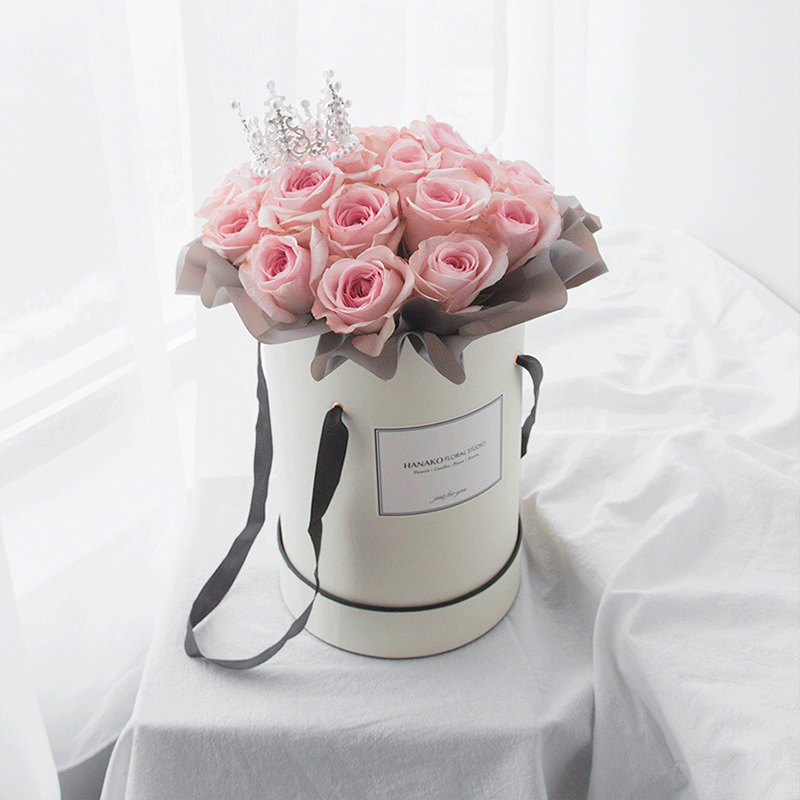 恋爱时光-33朵粉玫瑰抱抱桶 咸宁网上订花去哪好？想追求一个女孩子可以赠送哪些礼物 