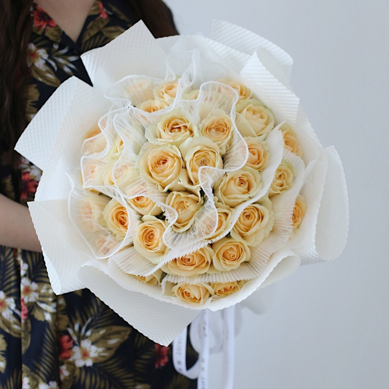 记录美好-33朵香槟玫瑰 丹东市花店网上订花如何？哪些鲜花寓意是思念