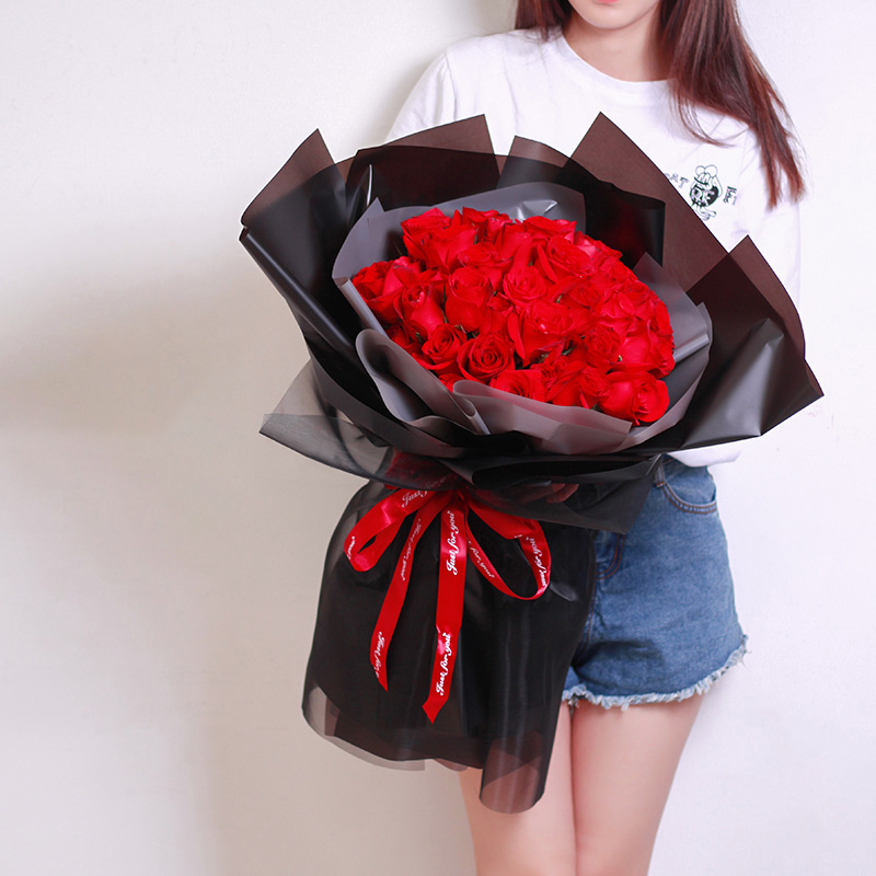 温柔清浅-33朵红玫瑰 延边鲜花店网上鲜花预订去哪个app？什么是白色情人节