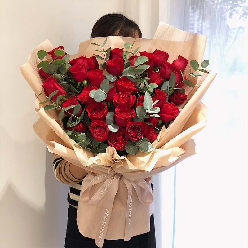 朝朝暮暮-33朵红玫瑰 宜春网上花店订购鲜花质量怎么样？异地恋如何给女朋友惊喜