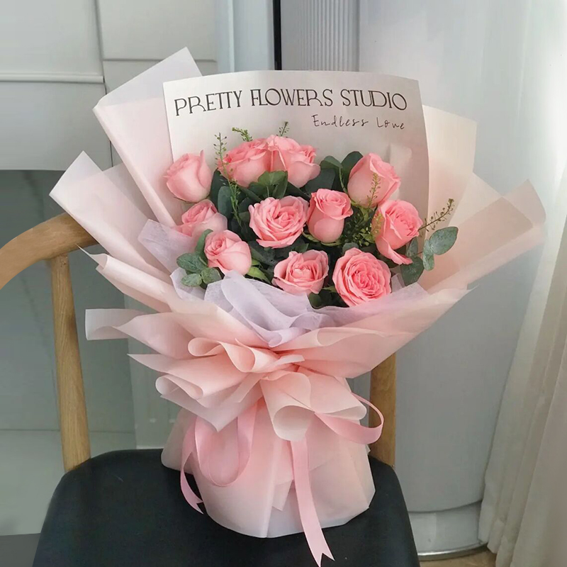 爱上心头-11朵粉玫瑰花束 首次给喜欢的女生送礼物送什么好？圣诞节在哪里订花好