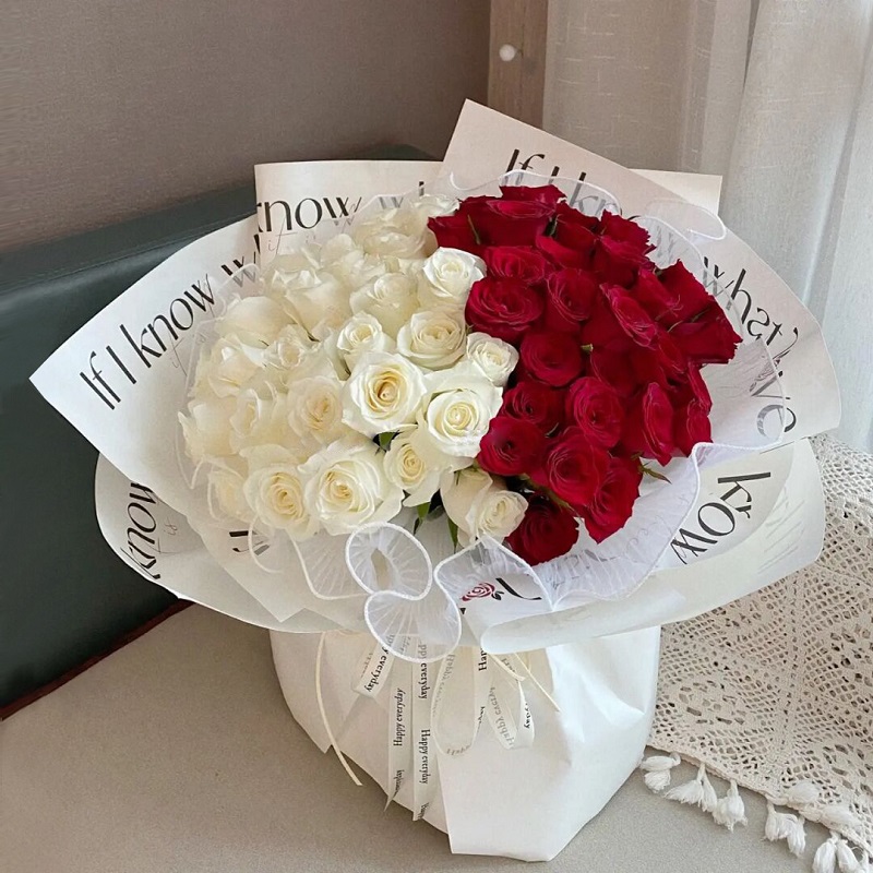 此情可待-52朵混色玫瑰 老婆生日送什么礼物好？10支枚红色郁金香代表什么？这些生日鲜花促进夫妻感情