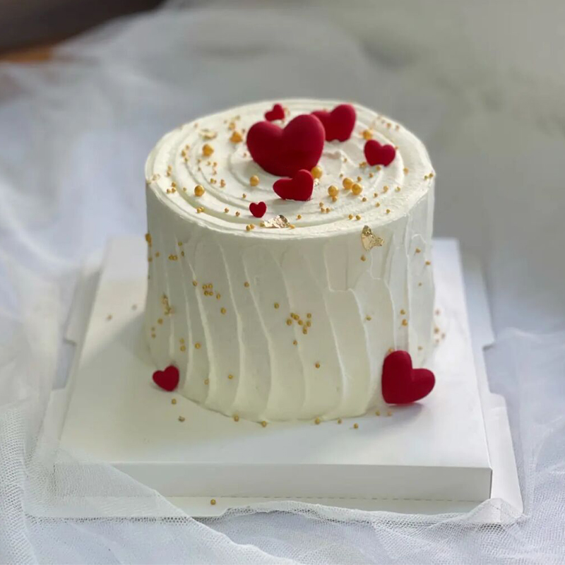 简约爱心主题鲜奶蛋糕 女神生日可以挑选哪些当礼物？生日蛋糕推荐