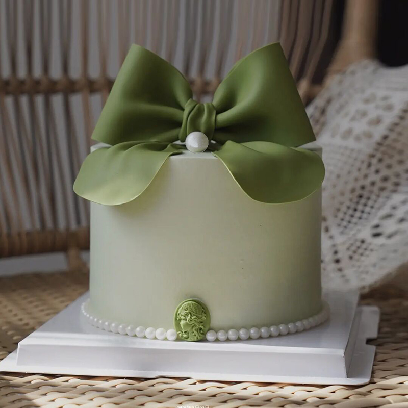 高级抹茶绿蝴蝶结翻糖蛋糕 双鱼座女友生日就要到了，不知道该送什么礼物？生日蛋糕推荐 
