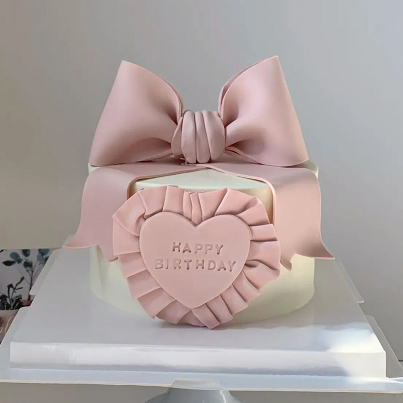 粉色少女心翻糖鲜奶蛋糕 女孩子生日礼物可以选择哪些？妈妈对女儿的祝福礼物推荐 