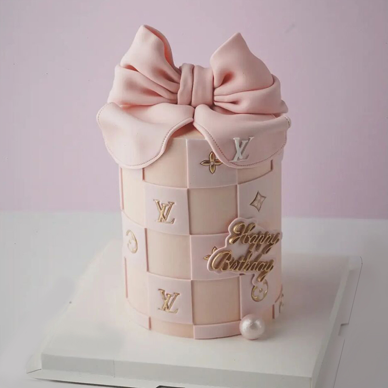 纯色系高级感LV主题翻糖鲜奶蛋糕 姐姐生日送什么礼物给她好？生日蛋糕款式推荐