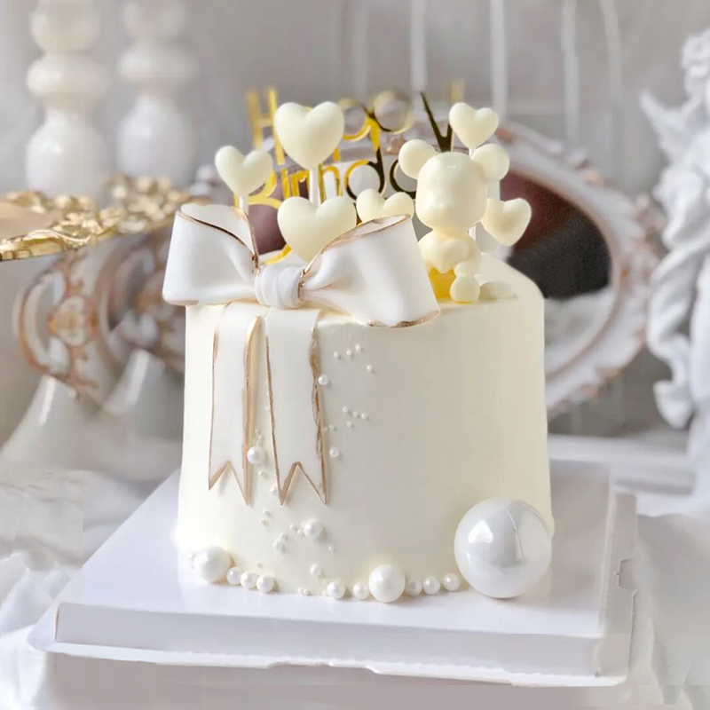 白色翻糖蝴蝶结爱心主题鲜奶蛋糕 女朋友生日，送什么生日蛋糕