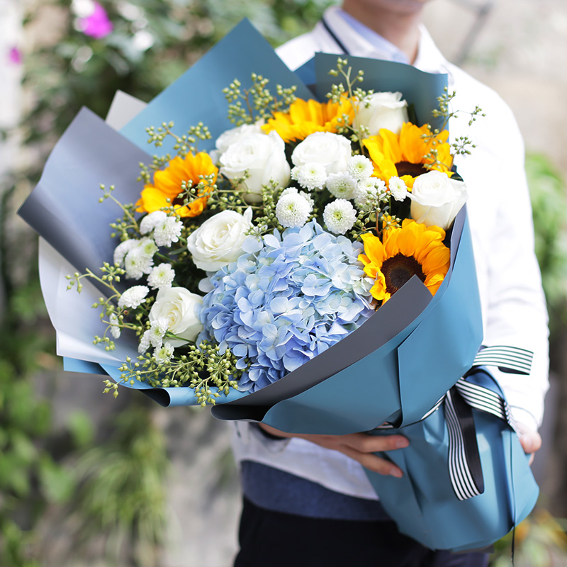 迎接幸福-向日葵+白玫瑰混搭 给男士送花预订什么鲜花款式合适