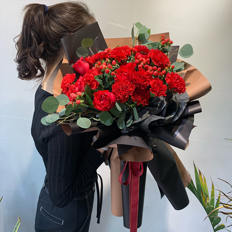 健康平安-11朵红色康乃馨+9朵红玫瑰混搭 在外面上班的妈妈生日可以准备哪些礼物送过去