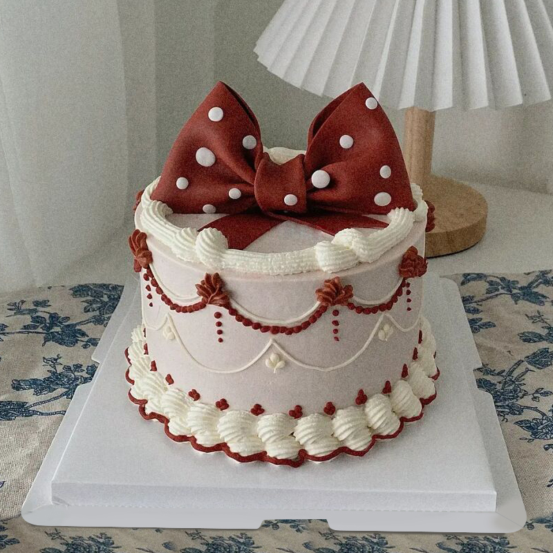 翻糖蝴蝶结复古鲜奶蛋糕 异地男友生日就要到了，怎么给在异地的男朋友订生日蛋糕呢