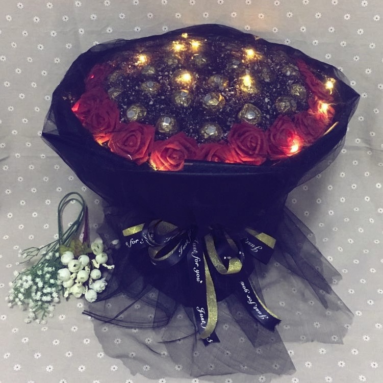 甜蜜无限-网红33颗巧克力+33朵红玫瑰花束 