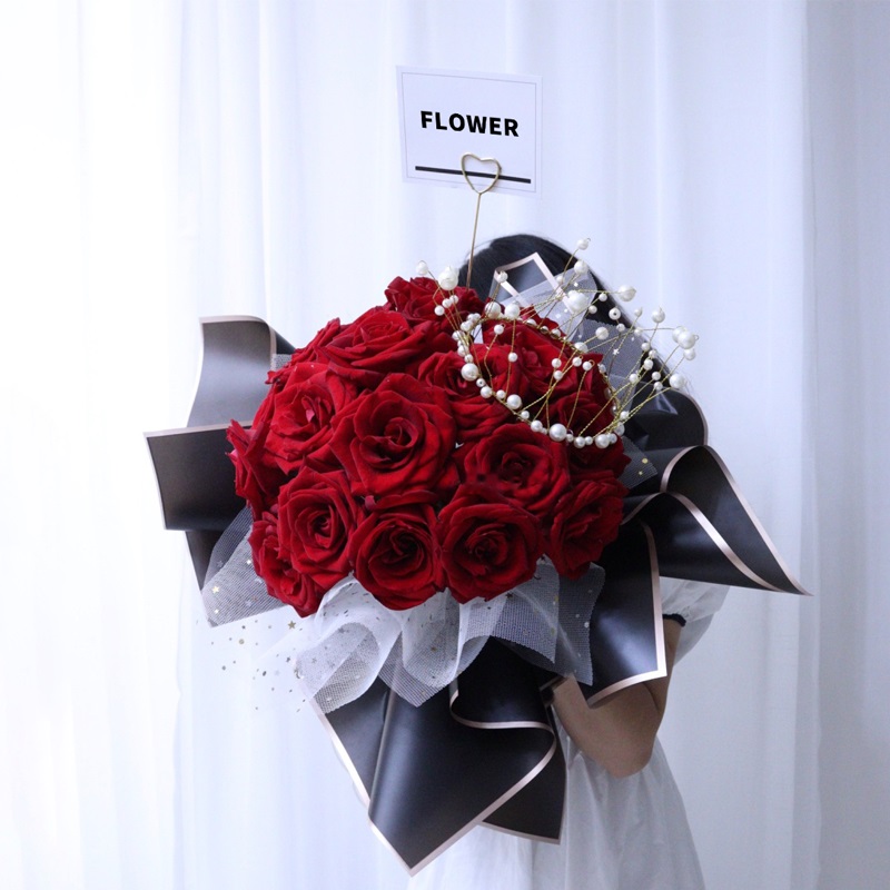 纸短情长-33朵红玫瑰 结婚纪念日送老婆什么礼物？让女人心动的礼物不能少了它们