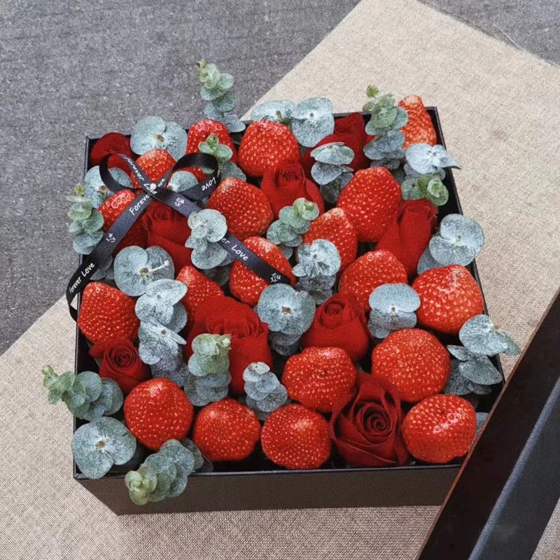 情缘如诗-19颗草莓+9朵红玫瑰圣诞礼盒装